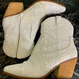 Betsey Johnson Diva Ivory boots size 7M